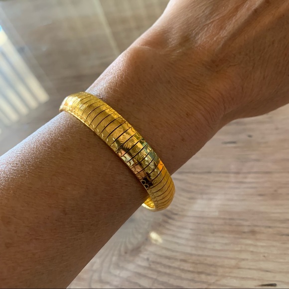 18KT Yellow Gold Over Sterling Silver Patterned Omega Bangle Bracelet 7.25” - Picture 3 of 17